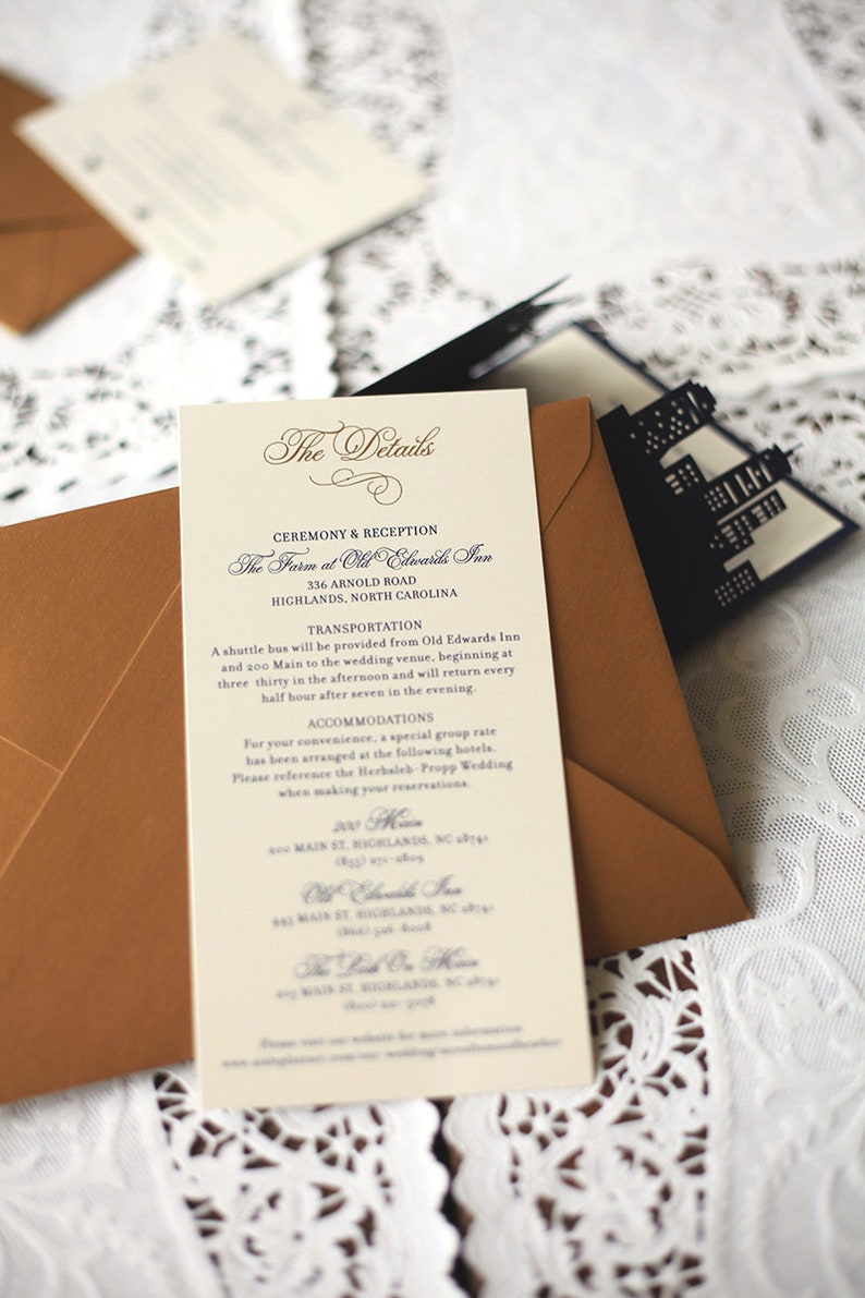 Puede incluir: Una tarjeta blanca con texto azul marino que detalla la ceremonia y la recepci&oacute;n de una boda en The Farm at Old Edwards Inn. La tarjeta incluye la direcci&oacute;n, los detalles de transporte y la informaci&oacute;n de alojamiento para los invitados.