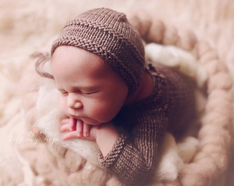 Knitting Pattern - Ridges Bonnet - Newborn Photography Prop