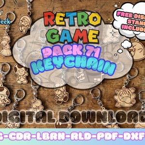 Puede incluir: Llaveros de madera con personajes de un videojuego retro. Los llaveros están cortados con láser e incluyen personajes como Mario, Toad y Bowser. La imagen también incluye el texto "Retro Game Pack 71 Keychain" y "Free Display Stand Included."