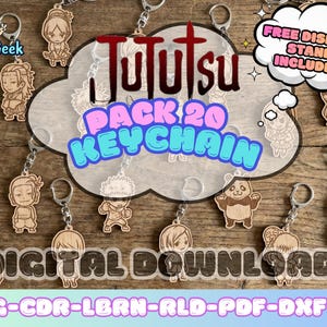 Puede incluir: Llaveros de madera con varios personajes de anime, con el texto "Jujutsu Pack 20 Keychain" y "Digital Download". Incluye un expositor gratuito. Los llaveros son de madera marrón claro y tienen anillas plateadas.
