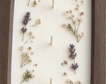 Vela de lavanda y vainilla vertida a mano con cera de soja cremosa en un cuenco de madera.