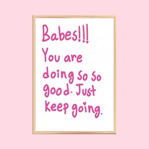 Sigue adelante, nena. Estampado "Lo estás haciendo muy bien". Cita inspiradora en rosa. Arte mural motivacional. Póster con tipografía bonita. Arte mural imprimible de amor propio.