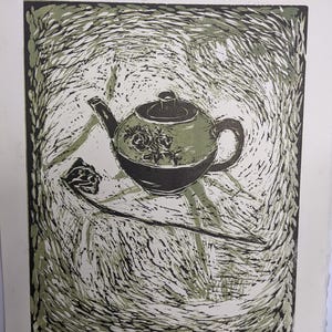 Puede incluir: Grabado de una tetera con diseño floral, una cuchara y una hoja, en tonos verdes y negros. La obra de arte está rodeada por un fondo texturizado y arremolinado. Firmado y numerado 1/5.