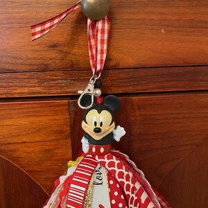 Peut inclure: Ensemble de trois mugs en c&eacute;ramique avec une finition mate et mouchet&eacute;e. Les tasses sont de couleur cr&egrave;me, gris clair et gris fonc&eacute;. Chaque mug a un design simple et minimaliste.