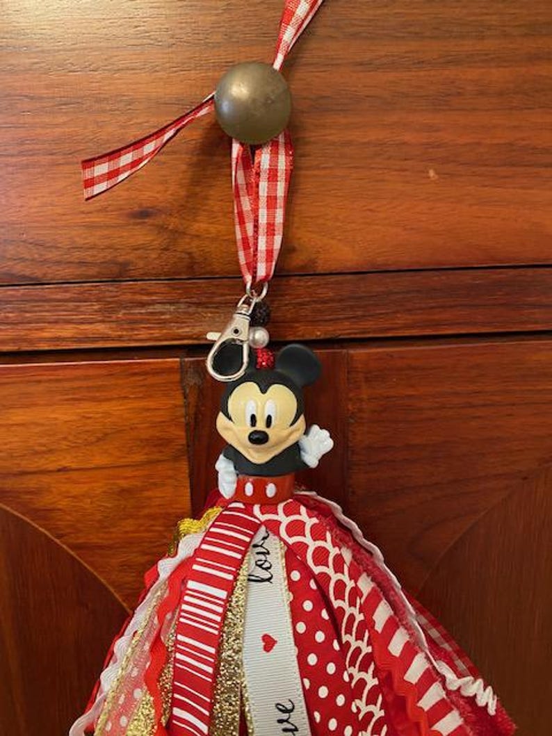 Peut inclure: Ensemble de trois mugs en c&eacute;ramique avec une finition mate et mouchet&eacute;e. Les tasses sont de couleur cr&egrave;me, gris clair et gris fonc&eacute;. Chaque mug a un design simple et minimaliste.