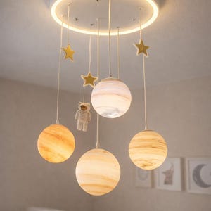 Nordycki żyrandol z systemem solarnym do pokoju dziecięcego, skandynawska lampa sufitowa do pokoju dziecięcego, nowoczesna lampa LED Planet do pokoju malucha