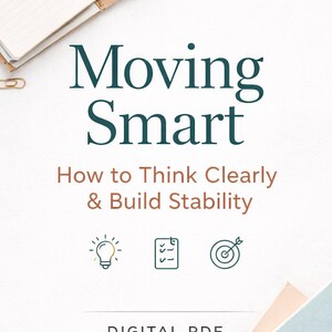 Peut inclure: Un PDF numérique intitulé « Moving Smart » avec le sous-titre « How to Think Clearly & Build Stability ». L'image présente un carnet, un stylo et un trombone. Des icônes d'ampoule, de liste de contrôle et de cible sont également présentes.