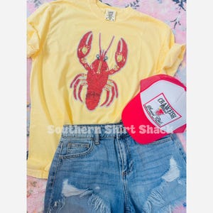 スパンコールのザリガニパッチ、Tシャツ - バターコンフォートカラー、グラフィックTシャツ
