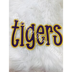Strijkpatch met tijgermotief en pailletten. Paarse en gouden tijgerpatch. Grote strijkpatch met pailletten.