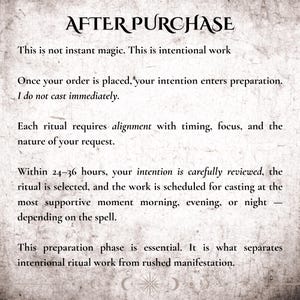 K&ouml;nnte beinhalten: Text auf strukturiertem Hintergrund: &bdquo;NACH DEM KAUF&ldquo;. Erl&auml;utert den Ritualprozess, betont die absichtliche und nicht sofortige Arbeit, mit Vorbereitung und Abstimmung auf Timing und Konzentration.