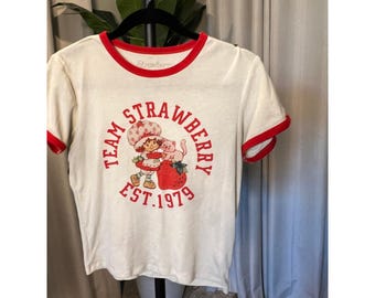 Strawberry Shortcake vintage Style Est 1979 Ringer Tee Femme rouge crème