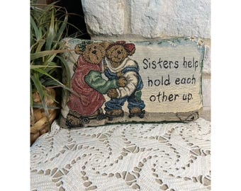 Les soeurs vintage du coussin tapisserie tissée ours Boyds s'aident à se tenir debout