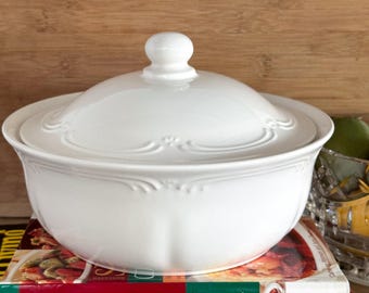 Pfaltzgraff Filigree Covered Casserole Dish White 2 Qt Stoneware