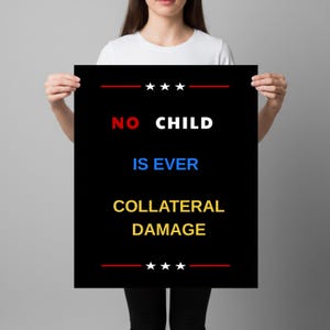 Può includere: Un poster nero con la scritta "NO CHILD IS EVER COLLATERAL DAMAGE" in rosso, bianco, blu e giallo. Il testo è centrato e incorniciato da linee rosse e stelle bianche.