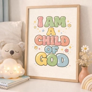 Puede incluir: Una impresión enmarcada con las palabras "I AM A CHILD OF GOD" en letras de burbujas coloridas. La impresión está decorada con estrellas y flores. El marco es de madera clara. La impresión está sobre una superficie blanca.