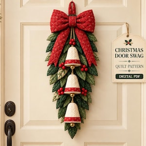 Peut inclure: Une décoration de porte de Noël en tissu matelassé avec un grand nœud rouge, des feuilles vertes superposées et trois cloches crème à bordure rouge. Une étiquette porte le texte : CHRISTMAS DOOR SWAG QUILT PATTERN DIGITAL PDF.