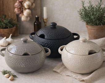 Soupière artisanale en grès avec couvercle et anses, modèle Martelé, contenance env. 2000 ml, disponible en 3 couleurs