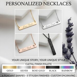 Könnte beinhalten: Vier personalisierte Halsketten mit dem Text "Love, Dad" auf den Anhängern. Die Halsketten sind goldfarben, silberfarben, roségoldfarben und schwarz. Das Bild zeigt auch eine Regenbogen-Finish-Option. Der Text "PERSONALIZED NECKLACES" steht oben.