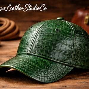 Grüne Krokodilprägung Lederkappe, Luxus Baseballmütze, verstellbare Unisex Streetwear Kappe, handgefertigte Gator Textur Dad Hut, Premium Geschenk Bild 1