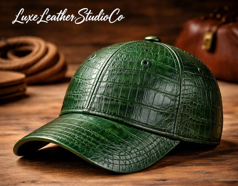 Grüne Krokodilprägung Lederkappe, Luxus Baseballmütze, verstellbare Unisex Streetwear Kappe, handgefertigte Gator Textur Dad Hut, Premium Geschenk Bild 1