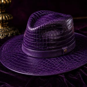 Leren fedorahoed met paarse krokodil in reliëf voor mannen en vrouwen, hoed in westerse stijl met brede rand, handgemaakte statement mode-fedorahoed, elegante geklede hoed