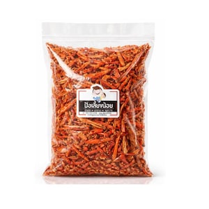 Puede incluir: Una bolsa de plástico transparente llena de chiles rojos secos. Una etiqueta blanca con texto negro y una imagen de dibujos animados está adherida al frente. Los chiles parecen ser pequeños trozos secos.