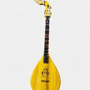 Puede incluir: Un instrumento musical tailandés amarillo en forma de pera, con un mástil largo y un clavijero tallado y ornamentado. El cuerpo presenta un emblema decorativo y una pequeña boca. El diapasón es negro con detalles rojos.