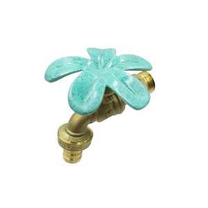 Può includere: Un rubinetto da esterno decorativo con una maniglia turchese a forma di fiore. Il rubinetto è in ottone e ha un attacco per tubo flessibile standard. La maniglia a fiore aggiunge un tocco unico ed elegante a qualsiasi giardino.