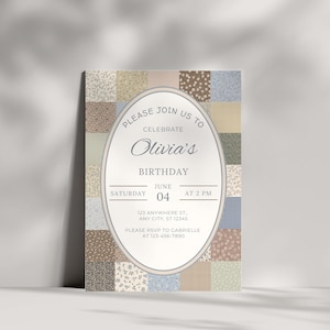Könnte beinhalten: Eine Geburtstagseinladung mit einem Patchwork-Quilt-Design in Pastellfarben. Die Einladung zeigt einen ovalen Rahmen mit dem Text "Please join us to celebrate Olivia's Birthday" und Veranstaltungsdetails.