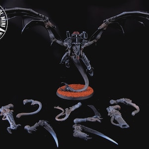 Puede incluir: Figura en miniatura detallada de una criatura alada con múltiples accesorios de armas. La figura es principalmente gris con acentos oscuros, posada sobre una base naranja texturizada. Se incluye el texto "YOUR NEXT COOL MINI".