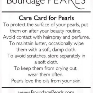 Pu&ograve; includere: Una scheda di cura rettangolare bianca per Bourdage PEARLS con testo nero. La scheda fornisce istruzioni per proteggere le perle evitando prodotti di bellezza, pulendole con un panno morbido e indossandole spesso. Include l'URL del sito web.