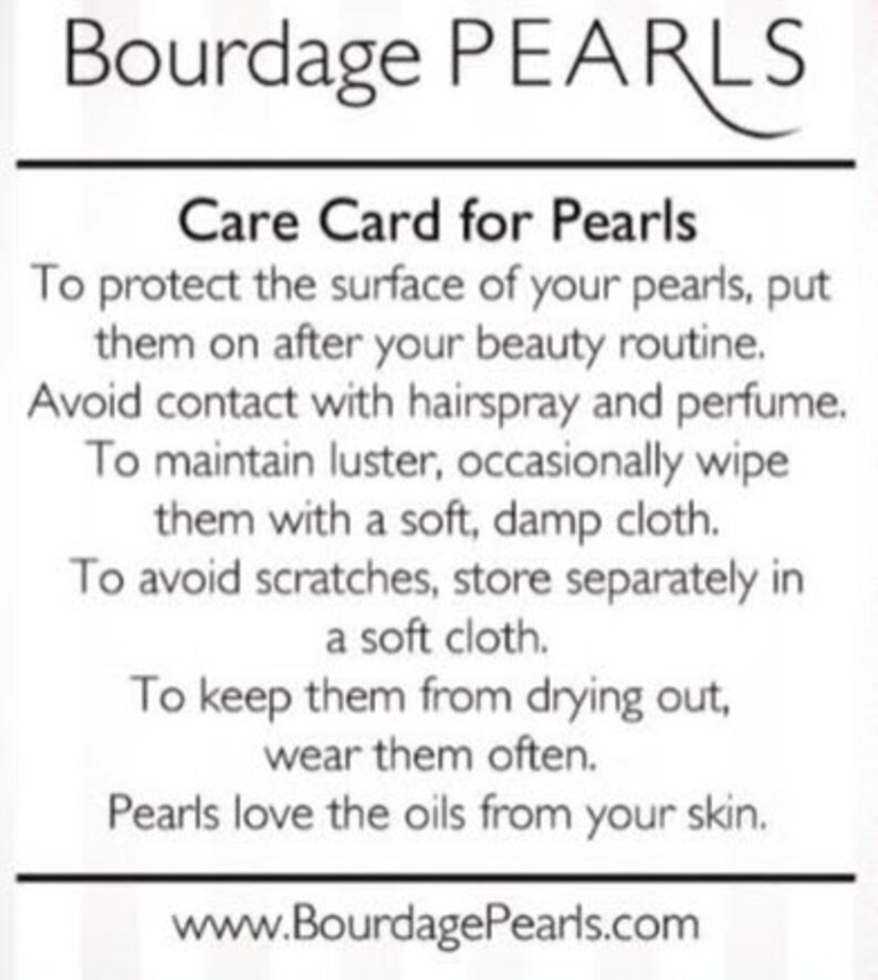Pu&ograve; includere: Una scheda di cura rettangolare bianca per Bourdage PEARLS con testo nero. La scheda fornisce istruzioni per proteggere le perle evitando prodotti di bellezza, pulendole con un panno morbido e indossandole spesso. Include l'URL del sito web.