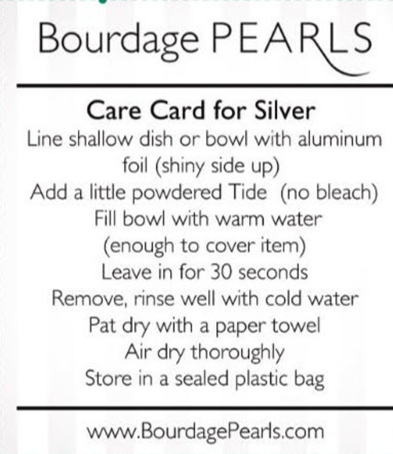 Pu&ograve; includere: Una scheda di cura rettangolare bianca per gioielli in argento di Bourdage PEARLS. Il testo fornisce istruzioni: rivestire un piatto con carta stagnola, aggiungere detersivo Tide in polvere, riempire con acqua tiepida, immergere per 30 secondi, risciacquare, asciugare e conservare. Sito: www.BourdagePearls.com.