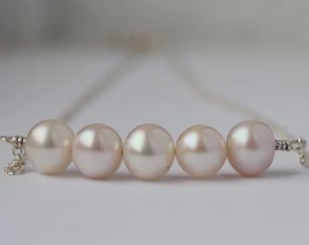 Collana con ciondolo di 5 perle d'acqua dolce / Regalo di laurea per lei / Girocollo con cinque perle / Perle vere su catena / Perle galleggianti in argento o oro