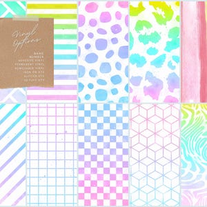 Puede incluir: Una colección de opciones de vinilo coloridas con varios patrones, incluyendo rayas, lunares y diseños geométricos. Una etiqueta de papel marrón con el texto "Vinyl Options" y una lista de tipos de vinilo está pegada en la parte superior.