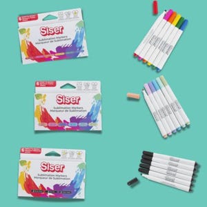 Könnte beinhalten: Verschiedene Siser Sublimationsmarker und -boxen. Die weißen Boxen haben farbenfrohe Pinselstrich-Designs und das Siser-Logo. Die Marker sind in verschiedenen Farben erhältlich: Rot, Gelb, Grün, Blau, Lila und Schwarz. Auf türkisfarbenem Hintergrund.