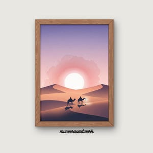 Könnte beinhalten: Gerahmter Kunstdruck, der eine Wüstenlandschaft mit zwei Kamelen und Reitern bei Sonnenuntergang zeigt. Das Kunstwerk verwendet warme Farbtöne von Orange, Rosa und Lila, wobei die Sonne das zentrale Element ist. Die Signatur des Künstlers ist unten.