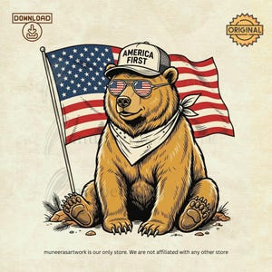 Könnte beinhalten: Illustration eines Bären mit Sonnenbrille im amerikanischen Flaggen-Design, einem Hut mit der Aufschrift "AMERICA FIRST" und einem Halstuch. Im Hintergrund ist eine amerikanische Flagge zu sehen. Der Bär sitzt auf dem Boden.