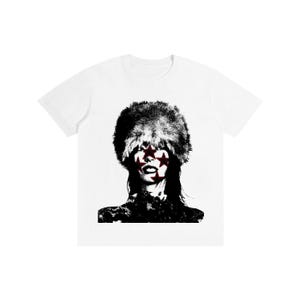 Puede incluir: Camiseta blanca con un gráfico en blanco y negro de una persona con un sombrero de piel y pintura facial de estrella roja. El diseño es una declaración artística audaz.