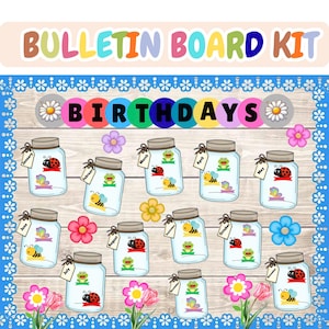Può includere: Un kit lavagna colorato con il testo "BULLETIN BOARD KIT" e "BIRTHDAYS". La lavagna presenta barattoli con etichette per ogni mese, decorati con insetti e fiori. Il bordo è blu con accenti floreali bianchi.