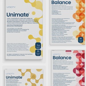 Op de afbeelding: Verschillende dozen Unicity voedingssupplementen worden getoond. De witte dozen hebben tekst in verschillende talen en kleurrijke ontwerpen. Smaakvarianten zijn Citroen Gember, Sinaasappel en Gemengde Bessen. Elke doos bevat 30 zakjes.