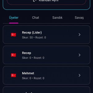 K&ouml;nnte beinhalten: Mobile Spieloberfl&auml;che mit dunkelblauem Hintergrund. Der Bildschirm zeigt eine Clan-&Uuml;bersicht mit Spielernamen, Punktzahlen und t&uuml;rkischen Flaggen. Der Text enth&auml;lt "Recep [#DIYAR]", "merhaba" und "&Uuml;ye: 8/50".