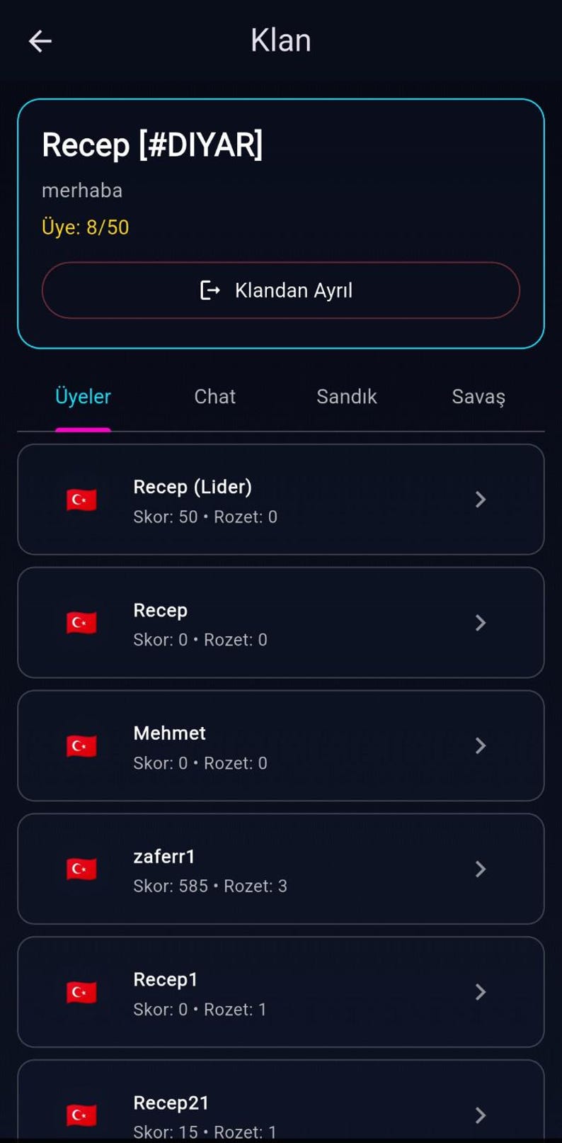 K&ouml;nnte beinhalten: Mobile Spieloberfl&auml;che mit dunkelblauem Hintergrund. Der Bildschirm zeigt eine Clan-&Uuml;bersicht mit Spielernamen, Punktzahlen und t&uuml;rkischen Flaggen. Der Text enth&auml;lt "Recep [#DIYAR]", "merhaba" und "&Uuml;ye: 8/50".