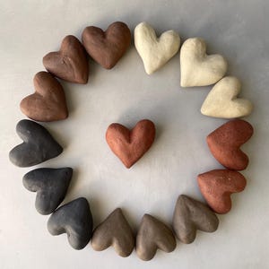 Corações de cerâmica artesanais - cores sortidas - grés natural - pacote com 15 unidades