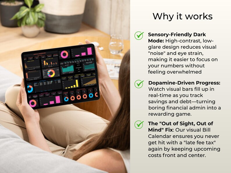 Op de afbeelding: Een tablet met een financieel dashboard met kleurrijke grafieken op een donkere achtergrond. De tekst aan de rechterkant luidt: Why it works, Sensory-Friendly Dark Mode, Dopamine-Driven Progress en The Out of Sight, Out of Mind Fix.