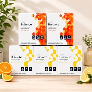 Può includere: Due scatole bianche di preparato per bevanda Unicity Balance con motivi geometrici arancioni e tre scatole bianche di preparato per bevanda al yerba mate Unicity Unimate con forme astratte gialle, riportanti il peso netto in grammi.