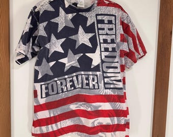 Camiseta vintage Jostens Freedom Forever de costura simple, talla grande, roja, blanca y azul, fabricada en EE. UU.