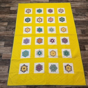 Trapunta fatta a mano Dresden Plate, patchwork giallo, 65x94 cm, letto singolo, stile cottagecore