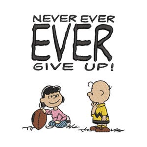 Può includere: Un disegno ricamato su tessuto bianco presenta il testo "NEVER EVER GIVE UP!" sopra le illustrazioni di Lucy e Charlie Brown del fumetto Peanuts. Lucy tiene in mano un pallone da football e Charlie Brown la guarda.