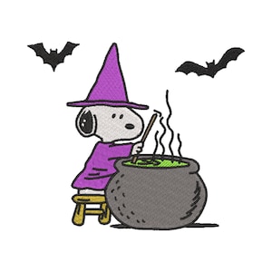 Può includere: Immagine ricamata di Snoopy vestito da strega, che mescola una pozione verde in un calderone. Indossa un cappello e un abito da strega viola, seduto su uno sgabello. Due sagome di pipistrelli neri sullo sfondo, tema Halloween.